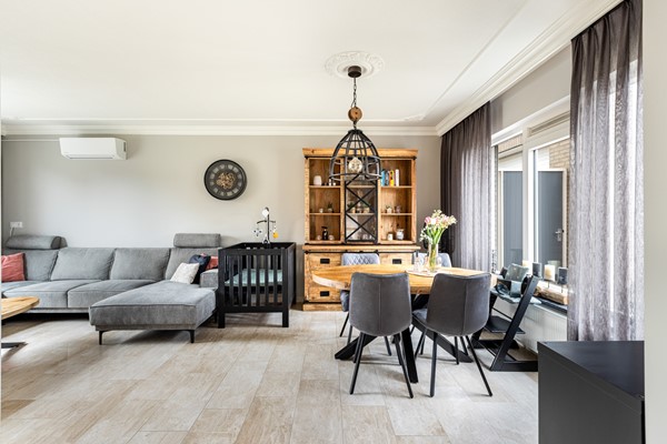 Foto - Te koop: Ruime 2-onder-1-kapwoning met dubbele garage, eigen oprit en fijne tuin